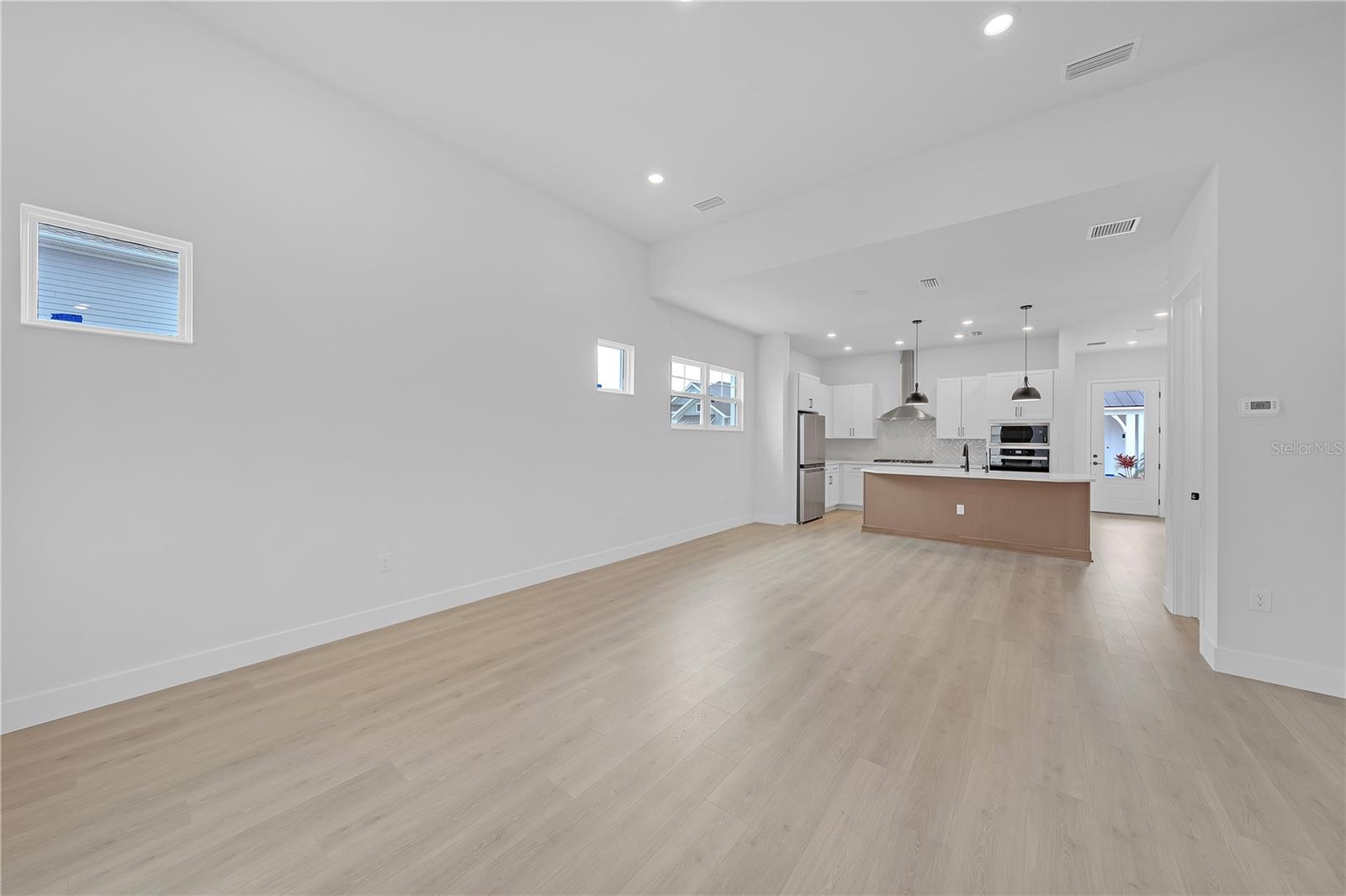 EMERALD LANDING AT WATERSIDE - Residential Lease