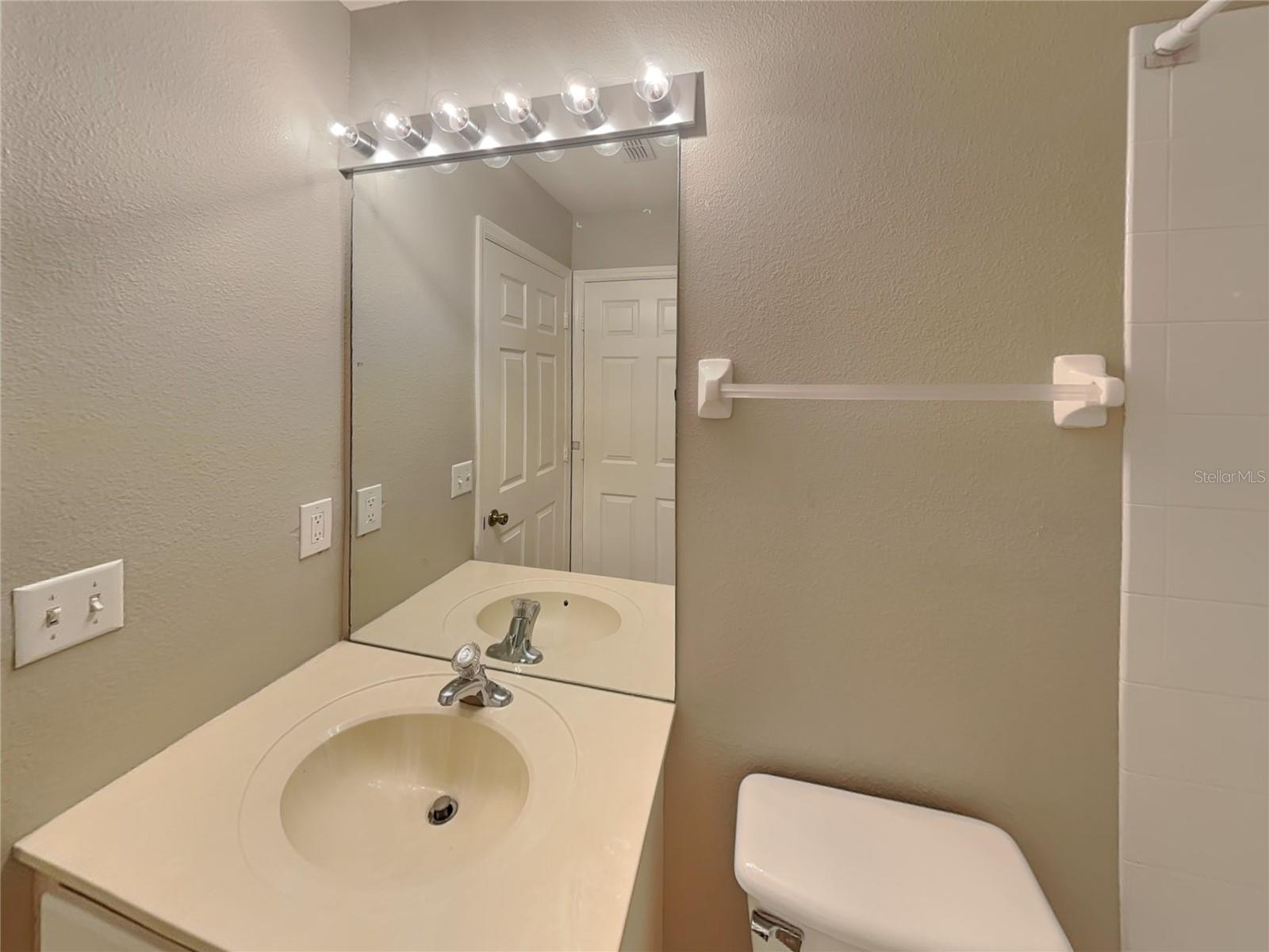 OAKHURST RESERVE UNIT TWO - Residential Lease