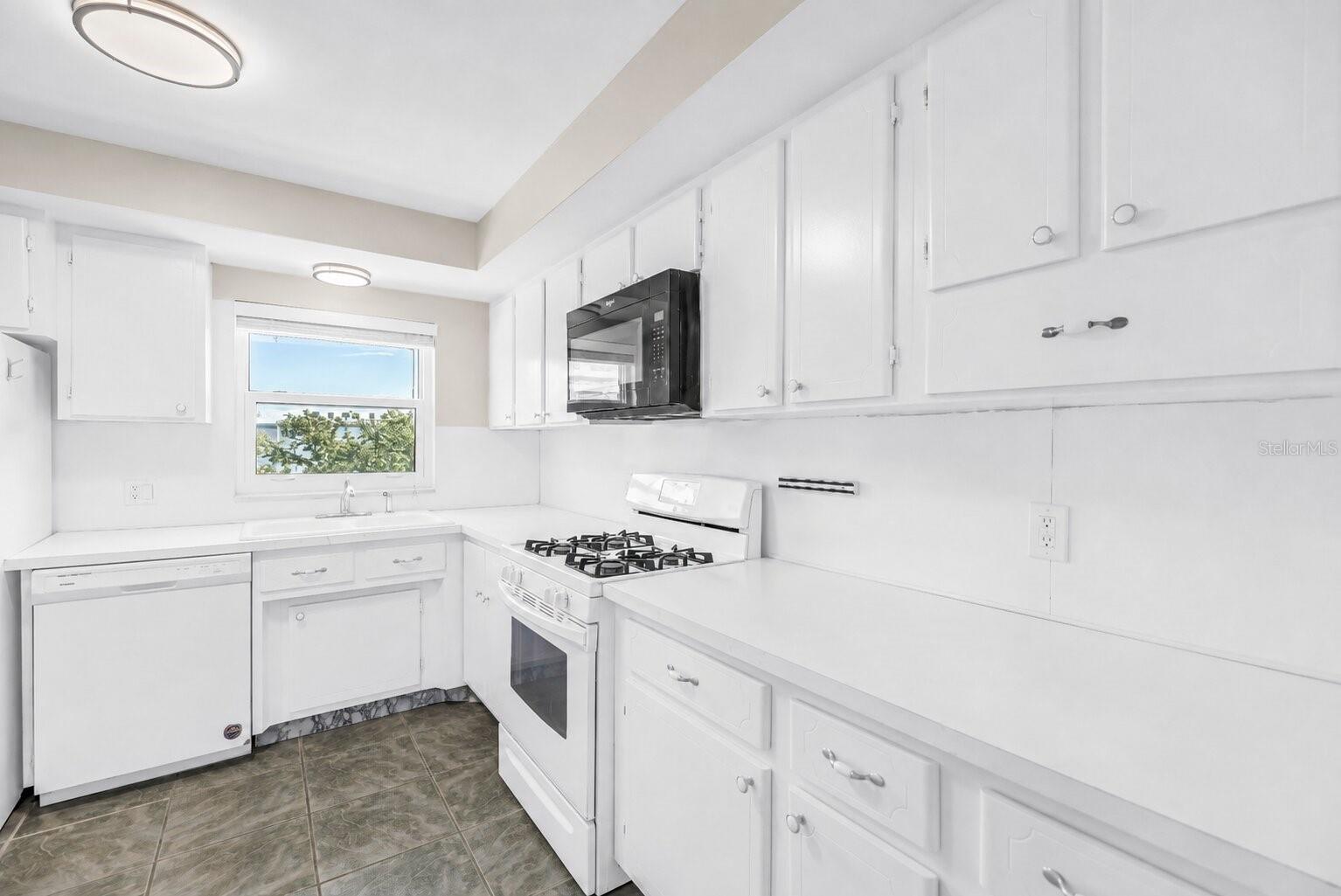 1868 SHORE DRIVE S 310