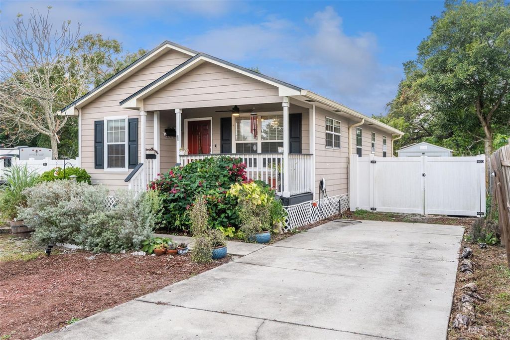 Photo of 320 N. New Hampshire Ave, Apopka, FL 32712 (MLS # O6362870)