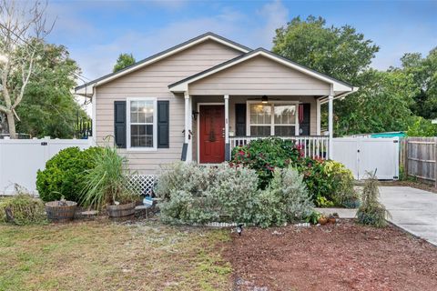 Photo of 320 N. New Hampshire Ave, Apopka, FL 32712 (MLS # O6362870)
