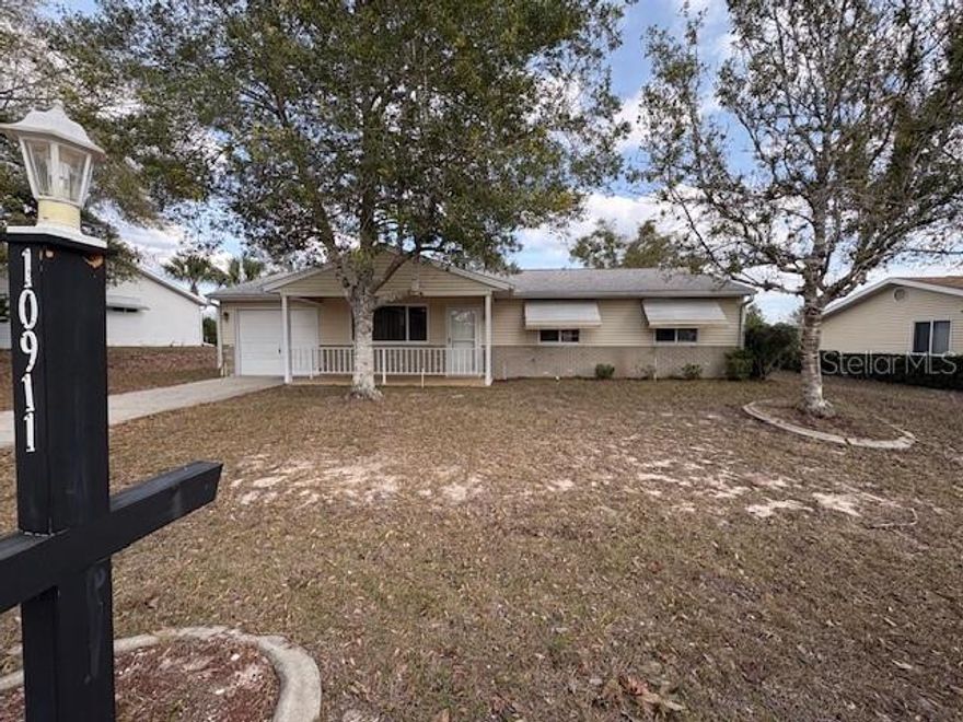 Cute and Cozy 2 bedroom with Bonus Florida Room under Heat and Air.  Primary has an en-suite Bathroom and Walk in closet