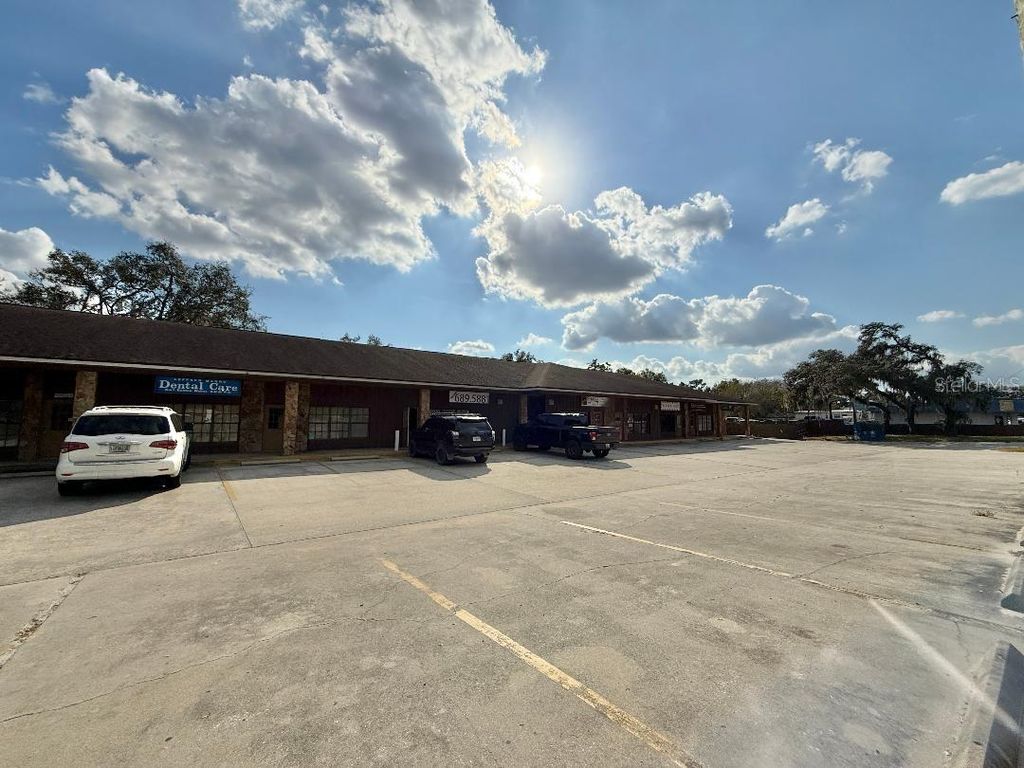 Photo of 1014 W Dr Martin Luther King Jr Boulevard, Seffner, FL 33584 (MLS # TB8452530)