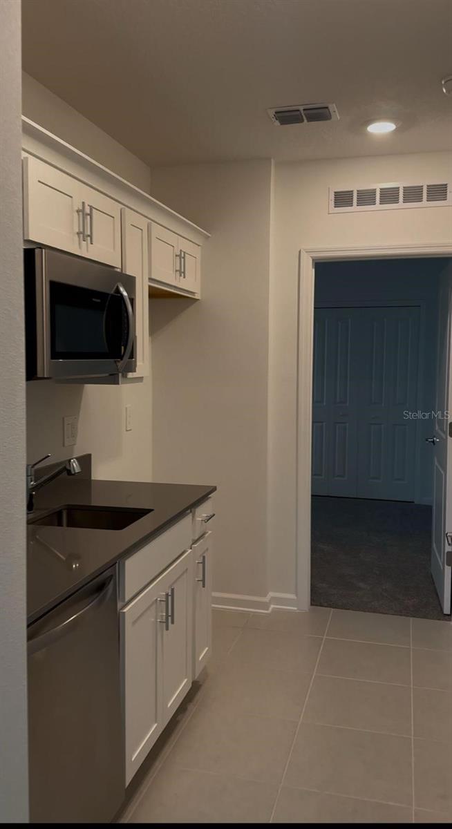 1 bedroom / 1 bathroom efficiency in a thriving Clermont community! , and an open-concept layout. The kitchen is fully equipped with a cooktop, dishwasher, microwave, refrigerator.
Located in a well-maintained neighborhood, . Conveniently situated near top-rated schools, shopping centers, dining, and outdoor recreation, this efficiency offers both comfort and accessibility. Parking. Support animals are welcome .