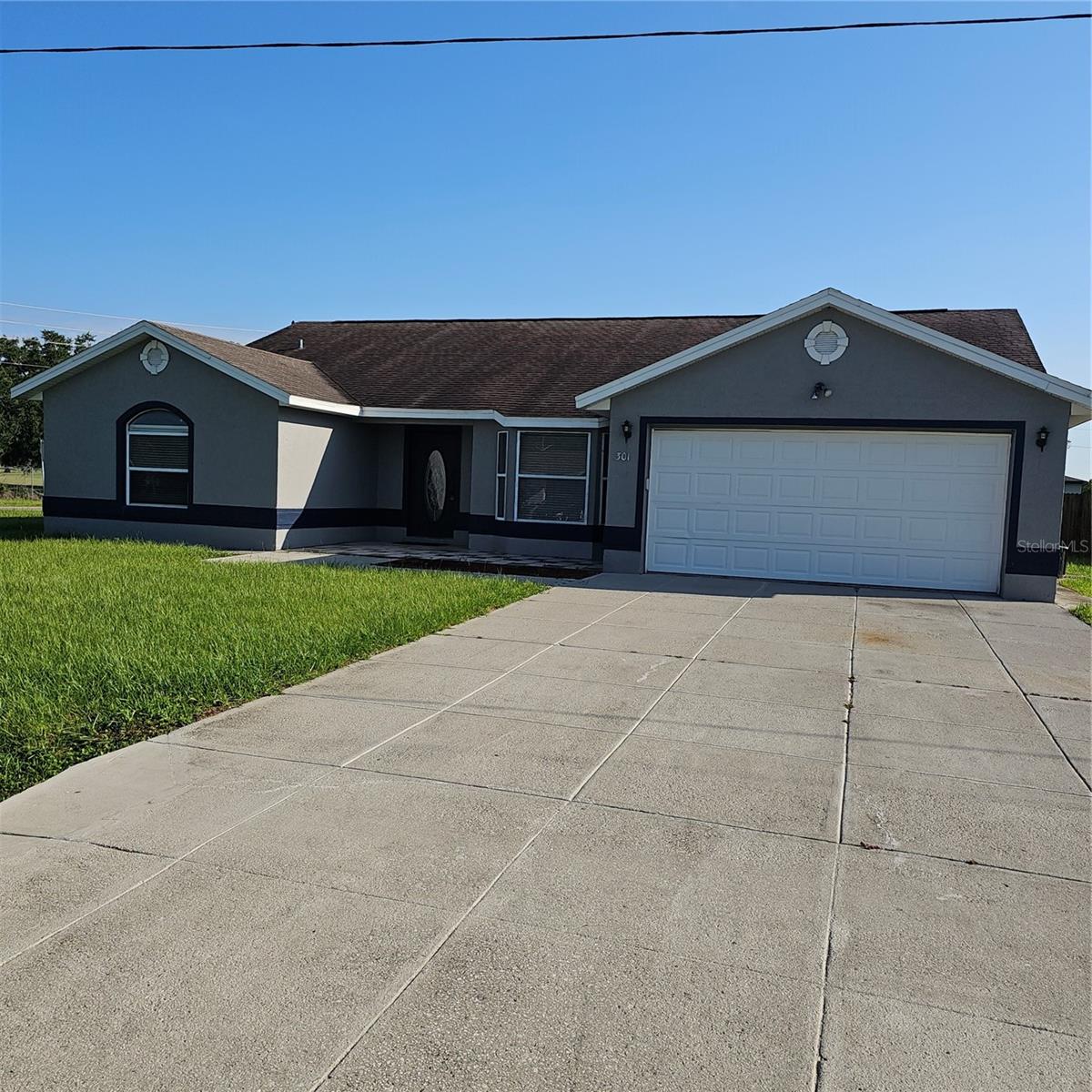 Single family home.
Ready to move in. Basic cable included