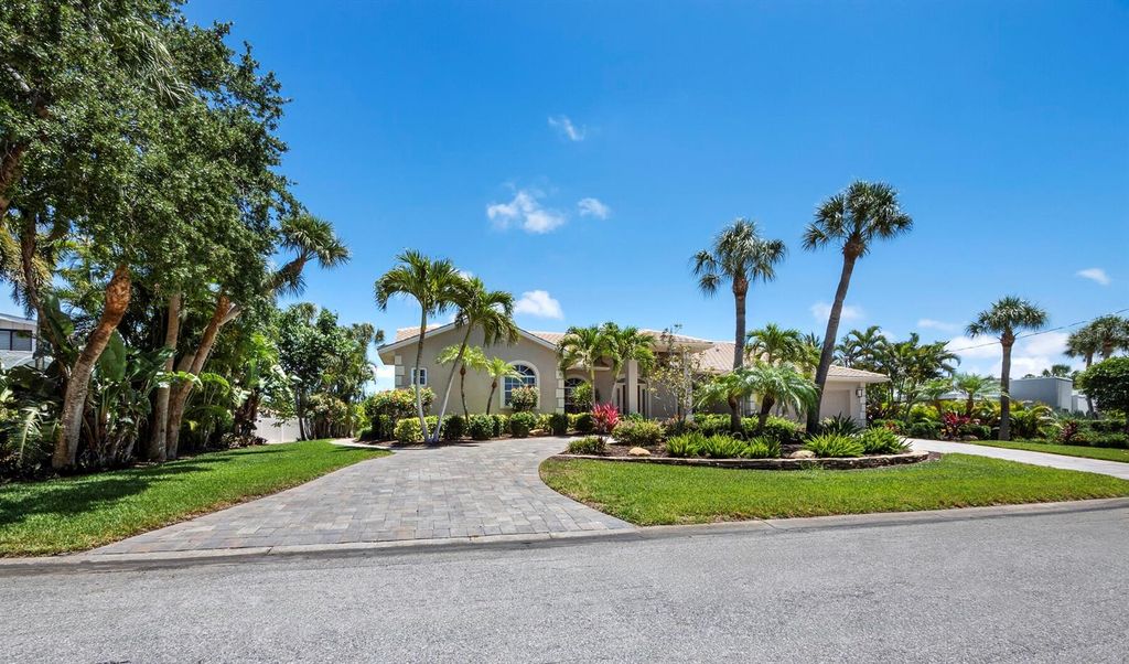 Photo of 819 Paradise Way, Sarasota, FL 34242 (MLS # A4693282)