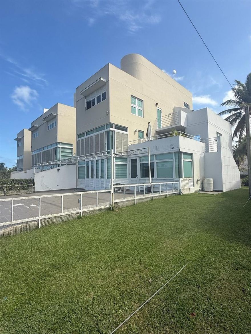 Opportunity!
Corner property overlooking the golf course. steps from the beach, restaurants, shopping centers, highway, tennis courts, basketball, baseball park and other attractions. 
Excellent opportunity to rent short term and generate income. 
It will be shown from January onwards.