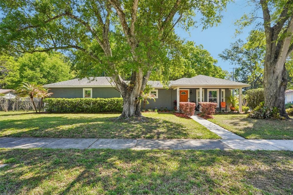 Photo of 327 S Lakeview Avenue, Winter Garden, FL 34787 (MLS # O6394438)