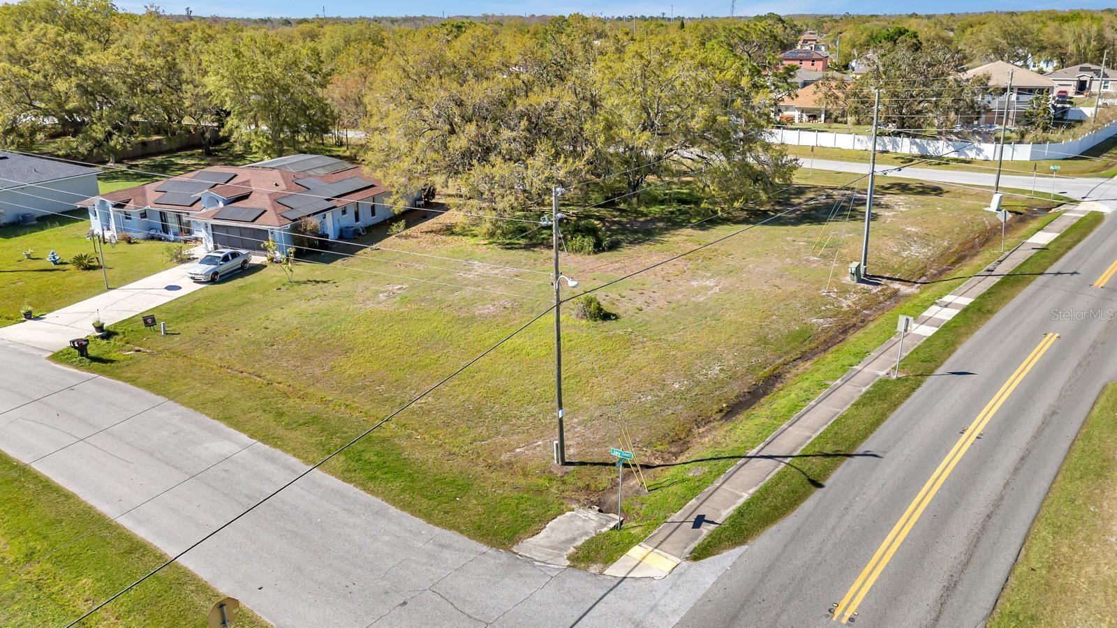 Unique opportunity! This premium corner lot in a well-established, quiet residential neighborhood is perfect for building your dream home. With an excellent location, it offers easy access to schools, shopping, and major roadways. Additionally, it has access to water and electricity, making it ready for development in a safe and family-friendly environment. Don't miss this investment opportunity!