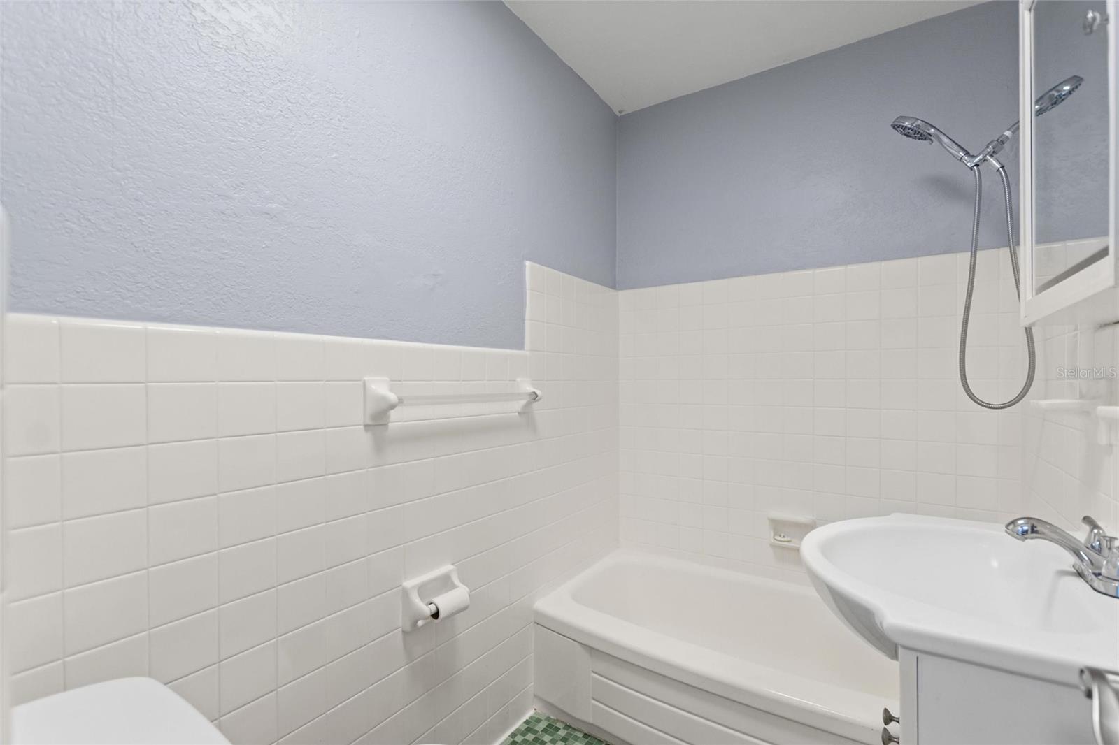 WAVE THE CONDO - Residential Lease