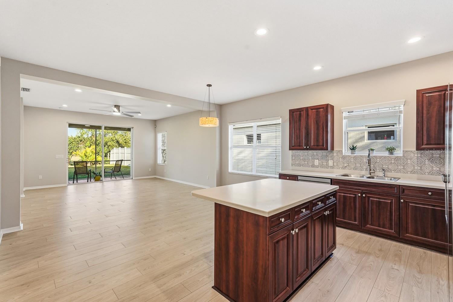 1635 WHITE BREEZE COVE