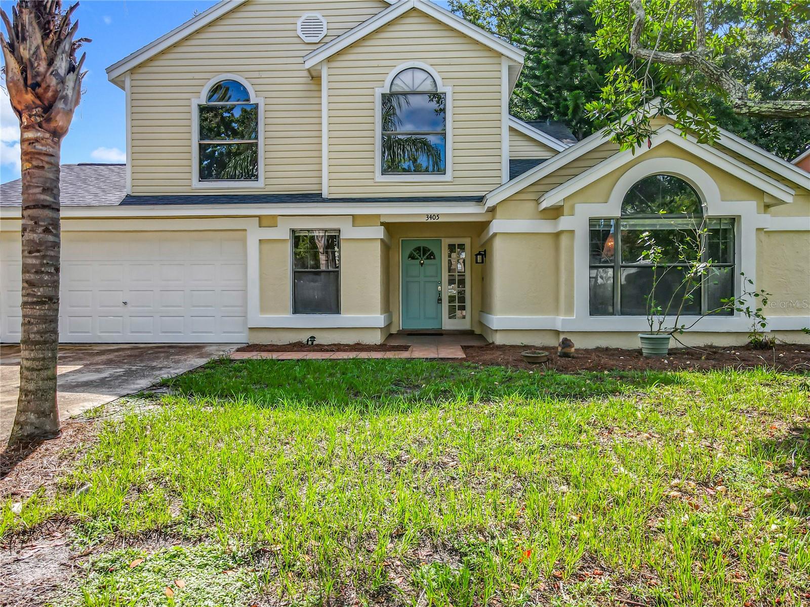 Spacious 4-Bedroom Home Near UCF – Lake View & Prime Location
Welcome to this beautiful 4-bedroom, 2.5-bath single-family home located just minutes from the University of Central Florida. This bright and airy home features high ceilings and large windows that fill the space with natural light. Recently freshly painted and upgraded with new carpets and wood laminate flooring, it’s move-in ready.
The modern kitchen is equipped with stainless steel appliances, perfect for preparing meals while enjoying views of the water. Step outside to the screened-in back lanai and take in the serene lake view—with no rear neighbors for added privacy.
This spacious home offers an ideal blend of comfort and convenience in a highly sought-after location. Location, Location, Location—close to UCF, shopping, dining, and major highways.