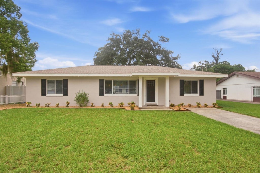 Photo of 930 Dora Avenue, Tavares, FL 32778 (MLS # V4951467)