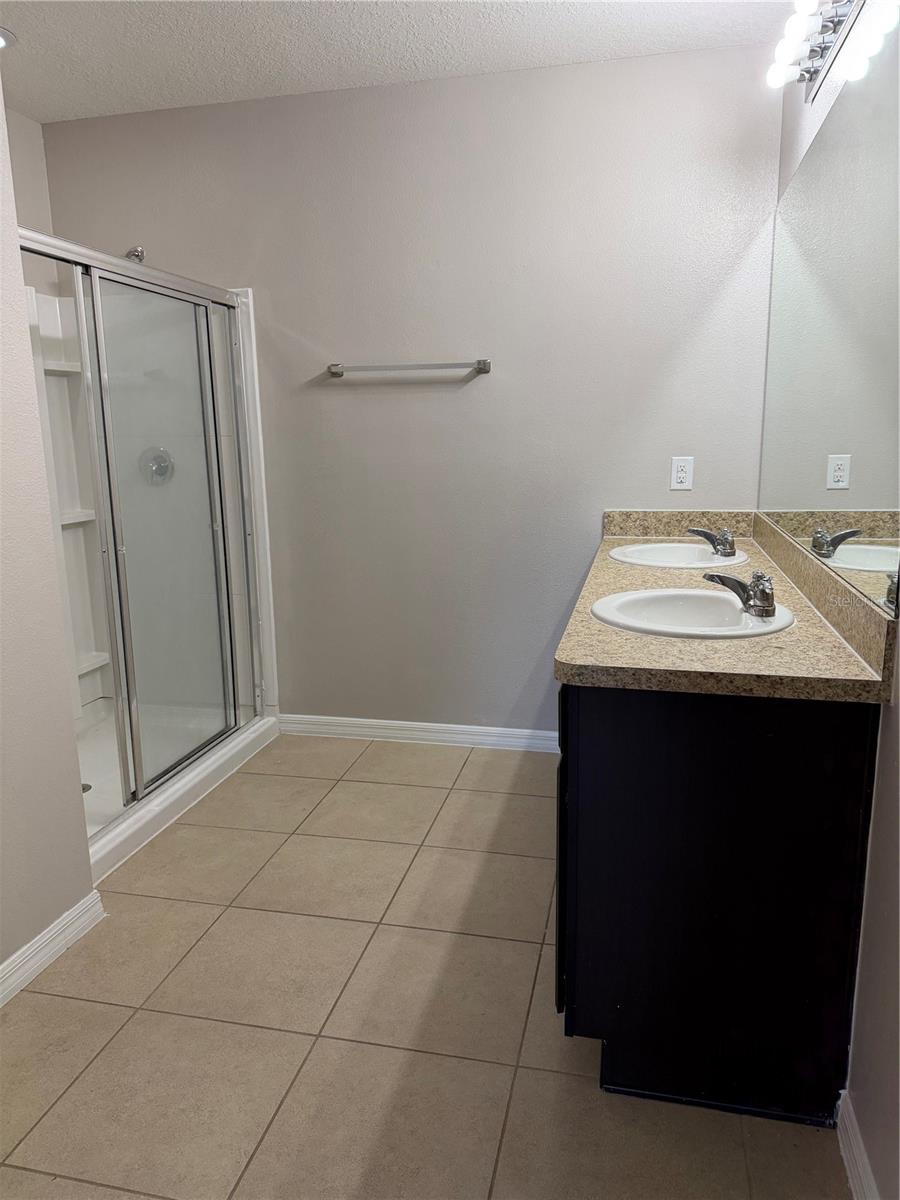 LAKESIDE LANDINGS PH 01 - Residential Lease