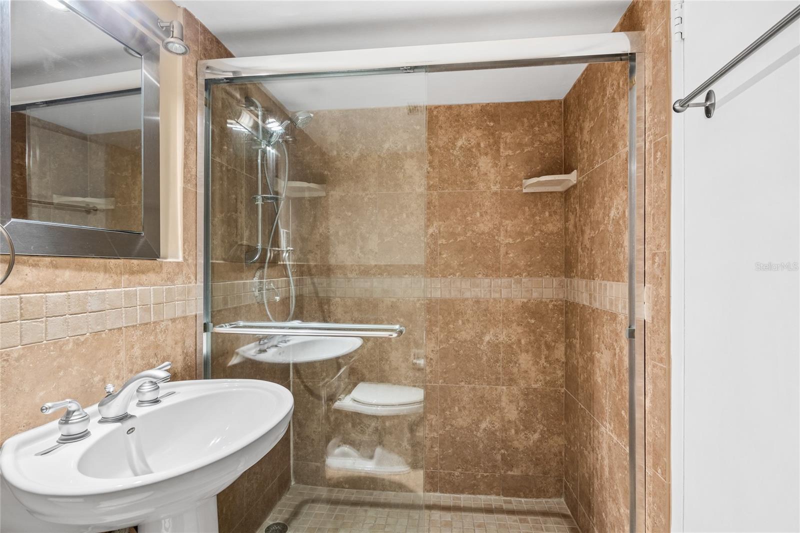 PARADISE ISLAND TOWERS CONDO - Residential