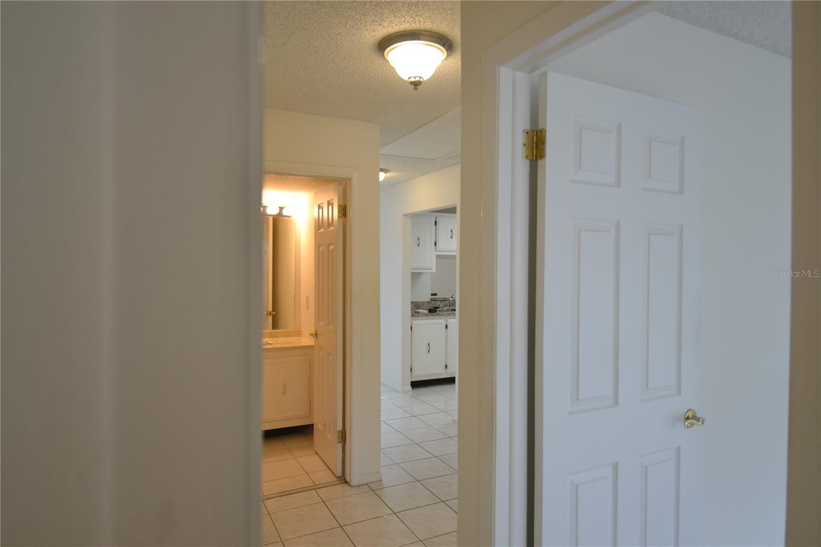 MOORINGS THE CONDO - Residential Lease