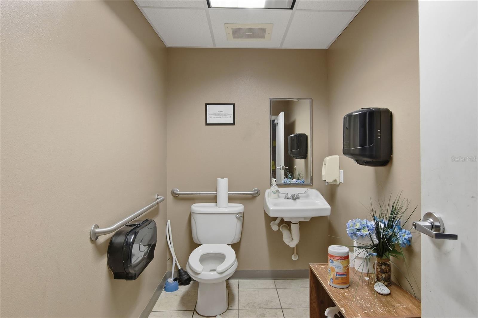 YOUNGS BARTOW PLAZA CONDO COM - Commercial Lease