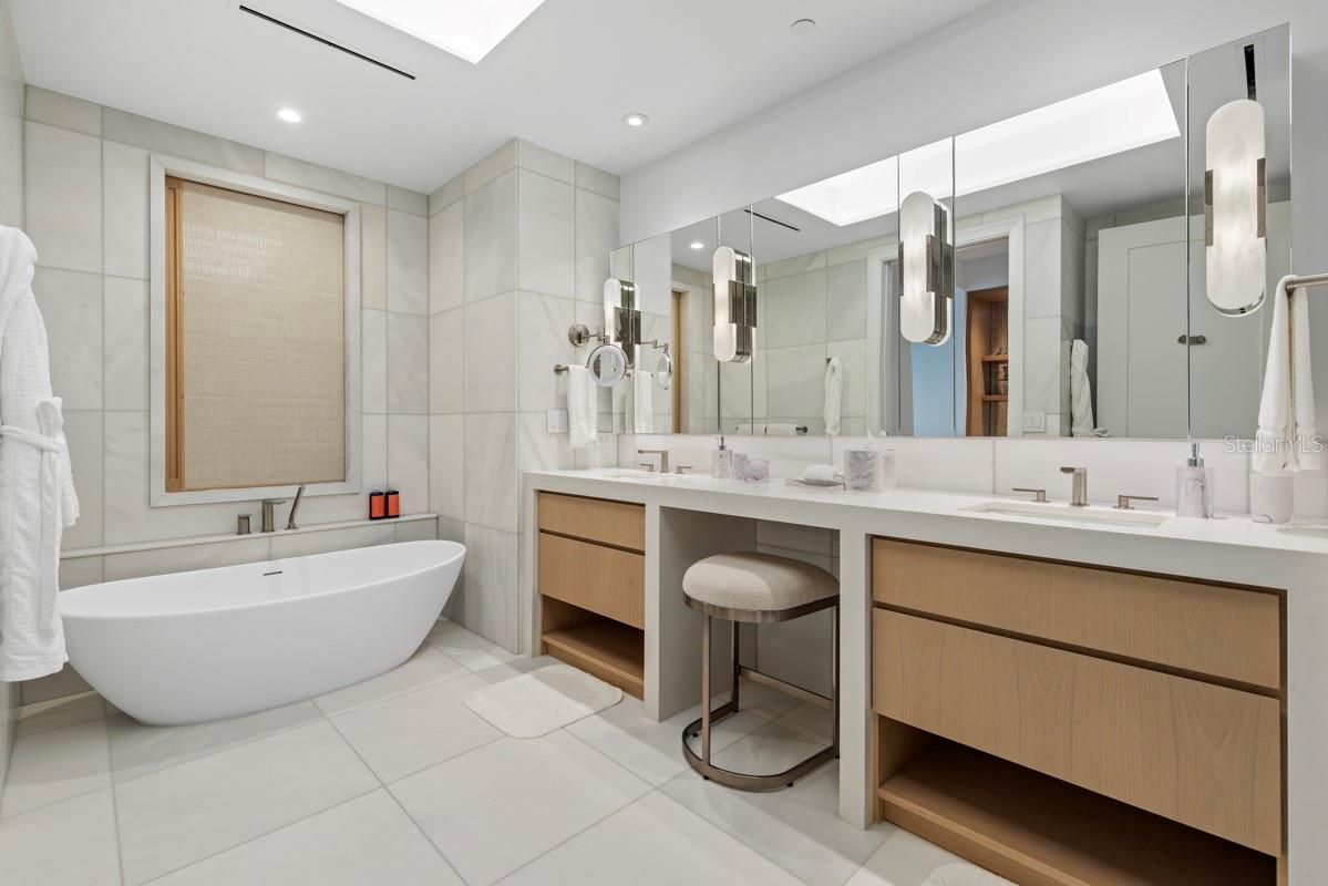 GOLDEN OAK FLORIAN PARK CONDOMINIUM - Residential