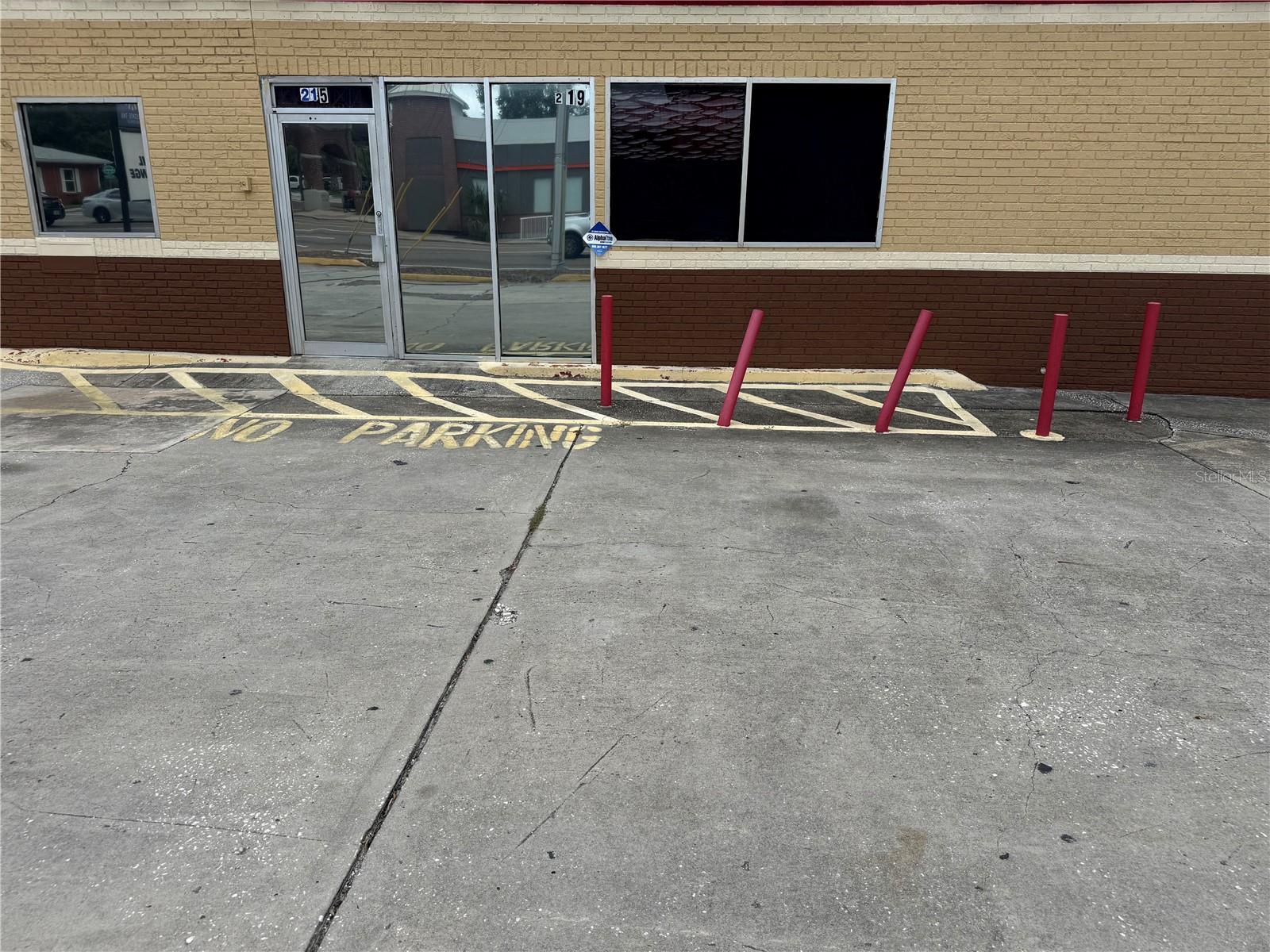 MLS Description:
Prime ±938 SF retail space available for lease in the heart of Apopka’s downtown mixed-use district. This open-concept unit measures approximately 21’7” x 43’6” and is ideal for retail, boutique, office, or service-based businesses. Zoned MU-D, the space offers excellent flexibility and visibility along Main Street.
The lease is Modified Gross at $3,000/month, with the tenant responsible for CAM and utilities. The landlord covers taxes and insurance. Minimum 2–5 year lease preferred. High-traffic location with convenient access and ample surrounding commercial activity.