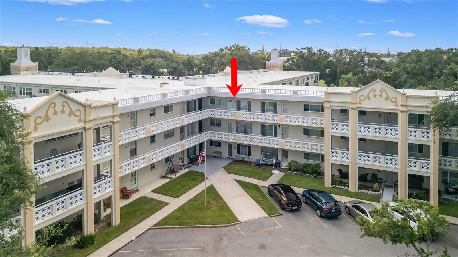 A bright and cheerful condo located in a 55+ community, which provides for all comforts of home living, centrally located to all major beach communities and shopping centers. A delightful location for restaurants and entertainment, full facilities within Top Of The World are available for your use. A MUST SEE - A VERY NICE SPACE TO LIVE.