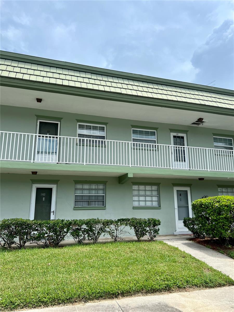 1/1 condo in this quiet and friendly all-ages community, desirable first floor has dedicated parking spot right in front of the unit. Large and open living and dining space, spacious bedroom and renovated kitchen and bathroom. Enjoy the sunshine from your enclosed sun porch, or head outside to the patio. The shuffleboard courts, gated pool and laundry room are just steps away from your back door. A/C is 2018, newer appliances make this property low maintenance. Walk to shopping and restaurants, 10 minutes to downtown Clearwater and 20 minutes to Clearwater Beach and located on public transport lines. Renter's Insurance Required!
$1525 month
$1525 deposit
TEXT Mindy