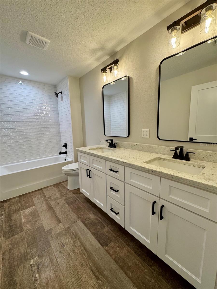 ROLLING HILLS - Residential