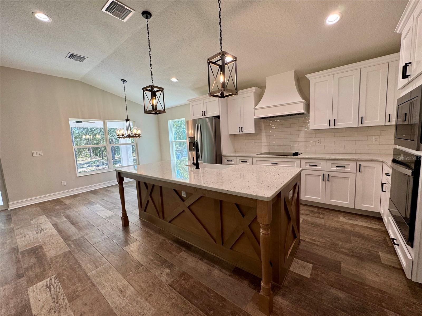 ROLLING HILLS - Residential