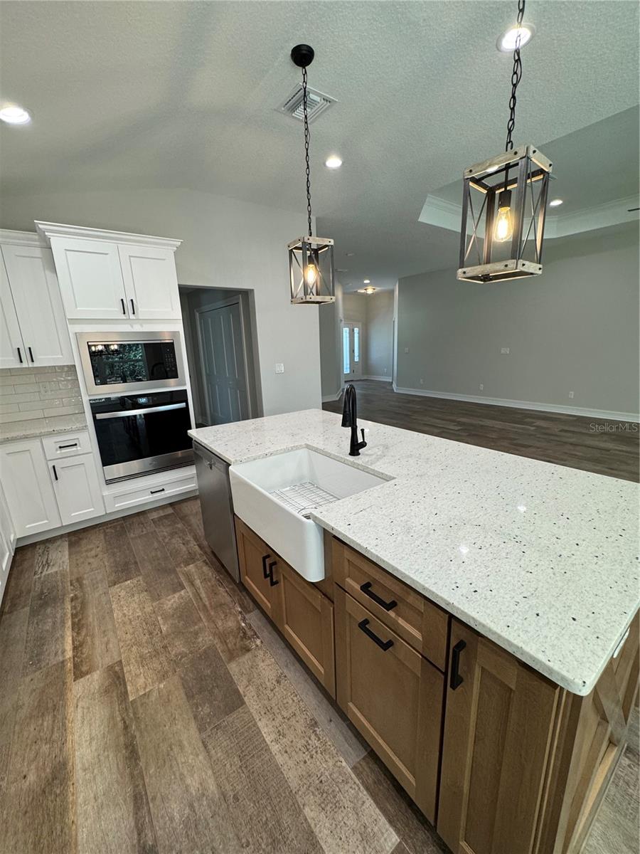 ROLLING HILLS - Residential