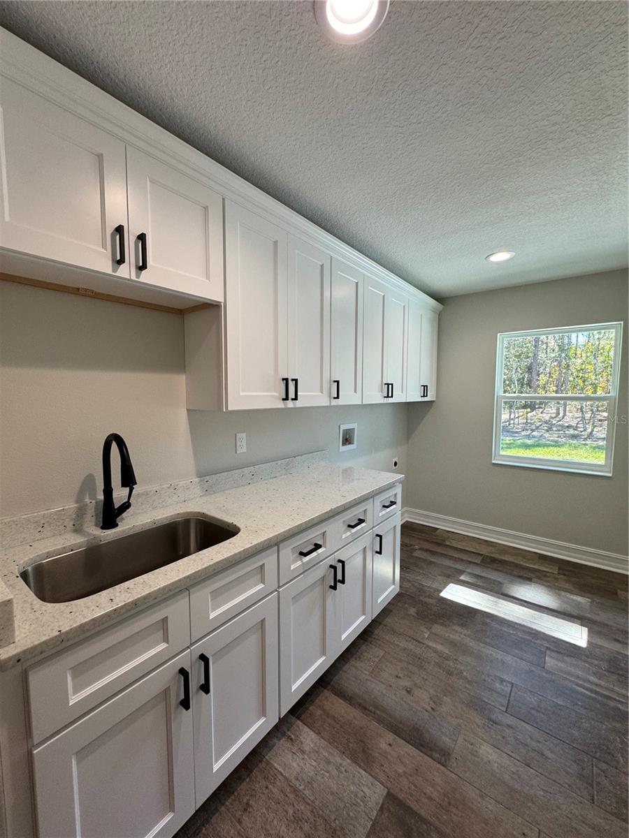 ROLLING HILLS - Residential