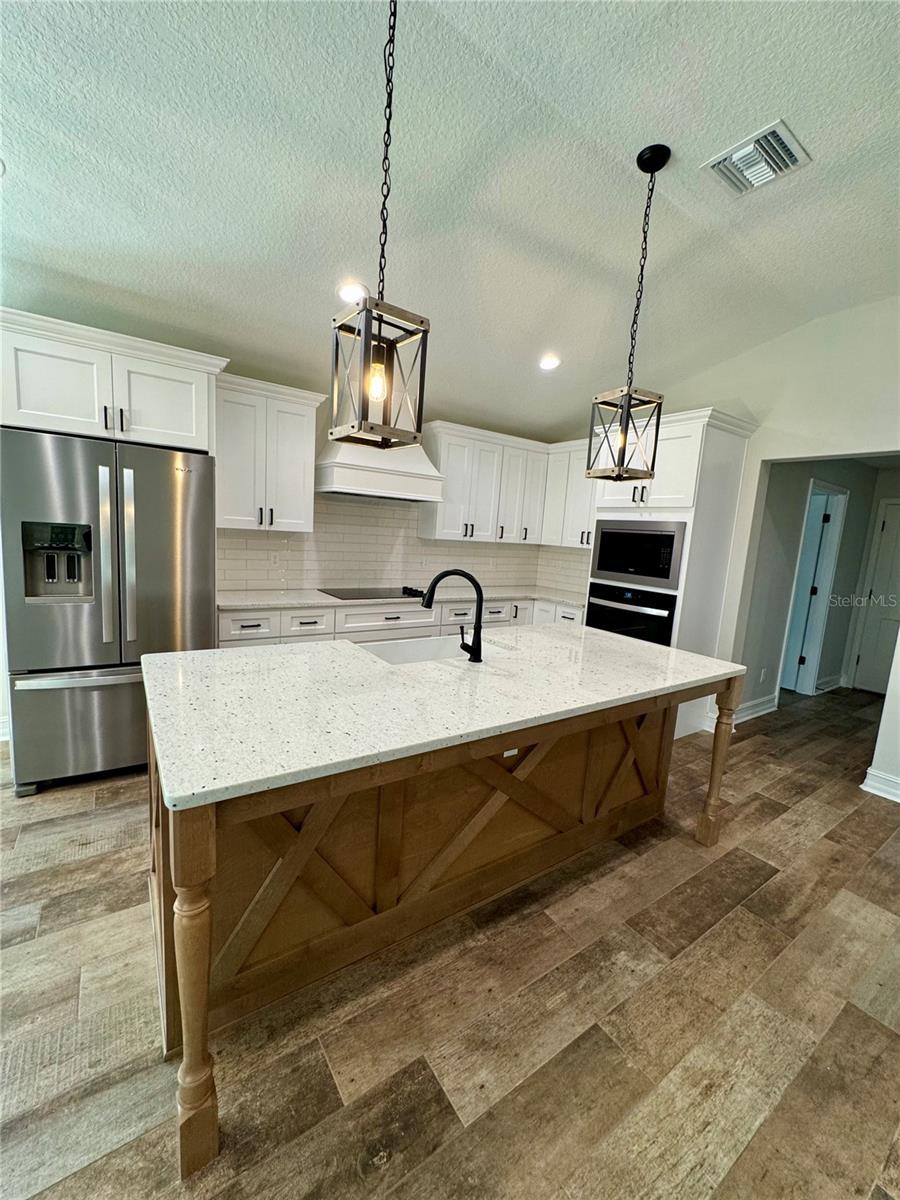 ROLLING HILLS - Residential