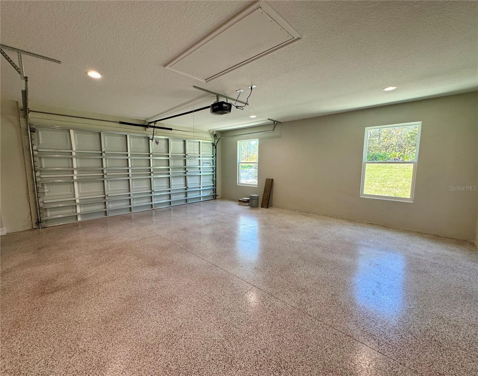 ROLLING HILLS - Residential