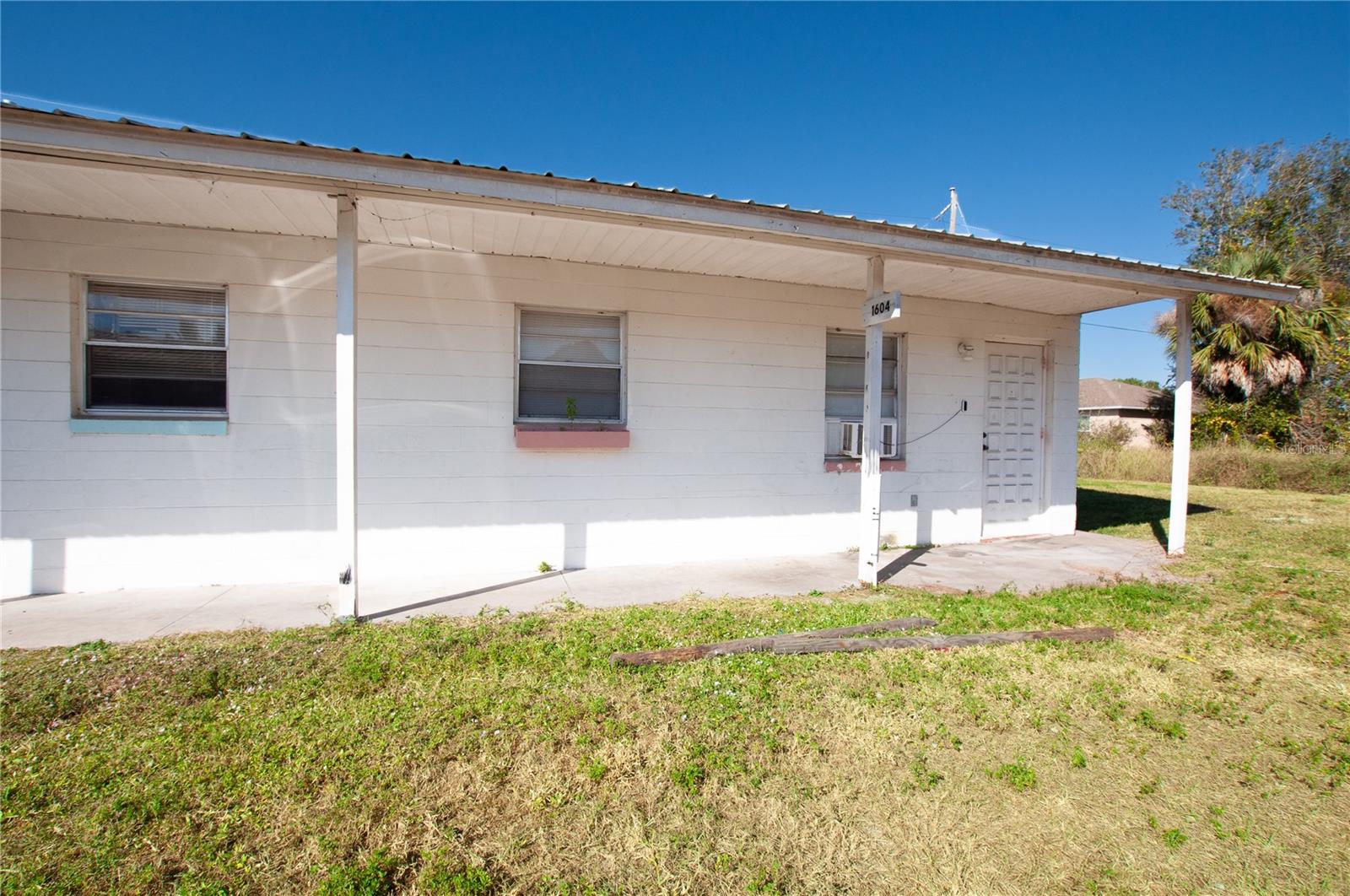 1600 NE FLORIDIAN CIRCLE