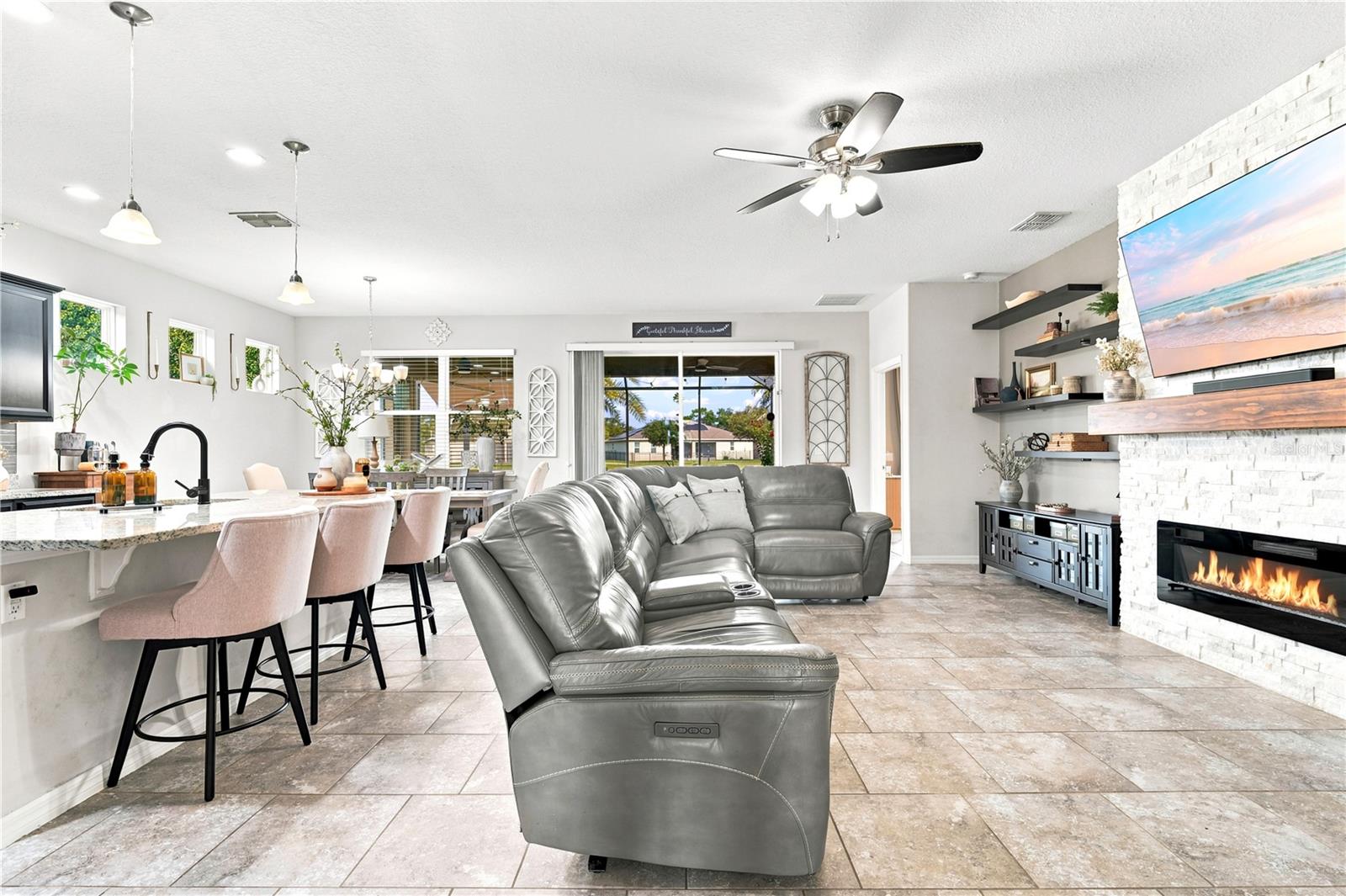 632 E VICTORIA TRAILS BOULEVARD