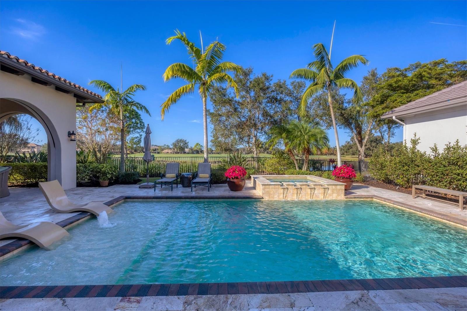 FOUNDERS CLUB - Residential