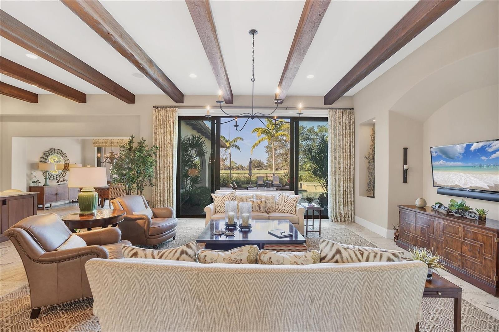 FOUNDERS CLUB - Residential