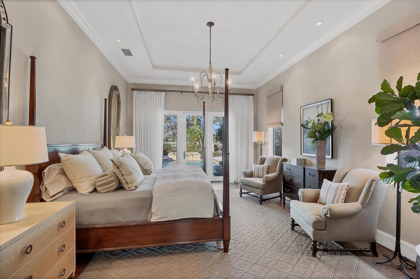 FOUNDERS CLUB - Residential