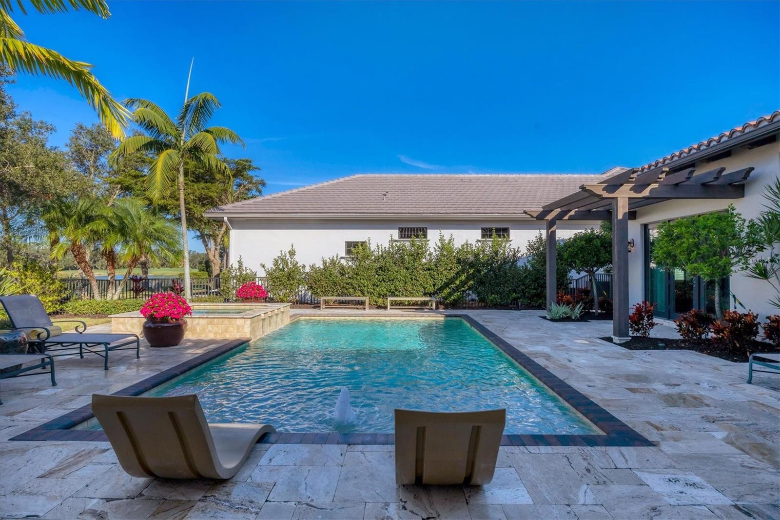 FOUNDERS CLUB - Residential