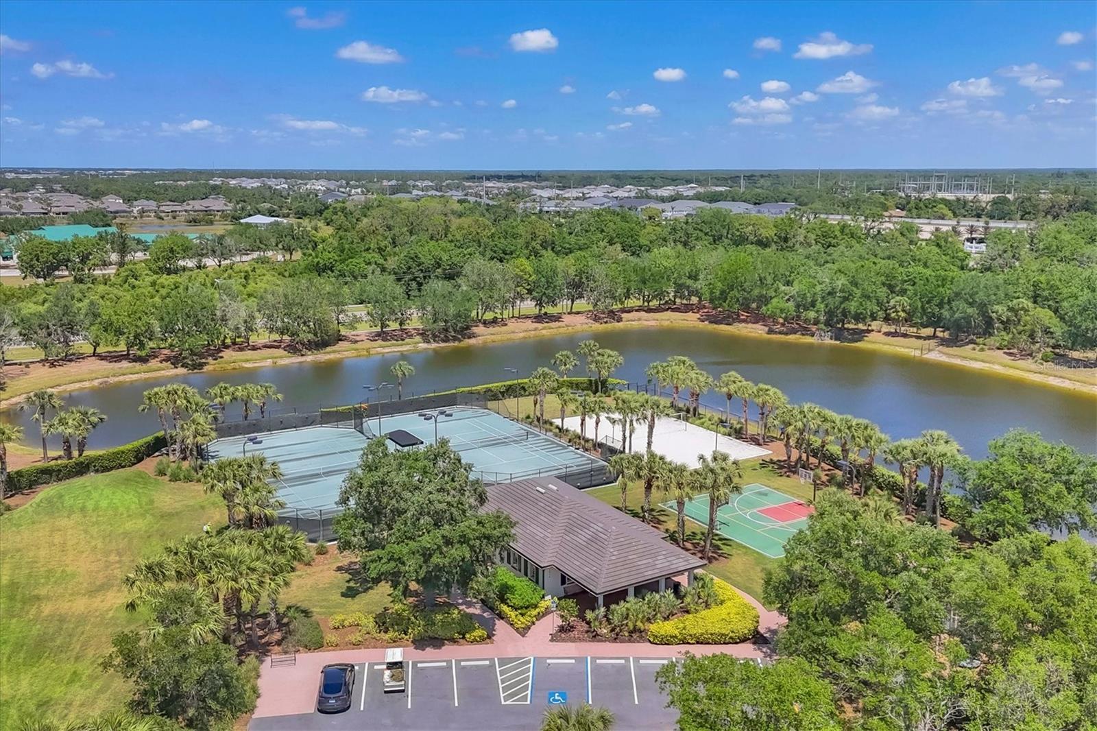 FOUNDERS CLUB - Residential