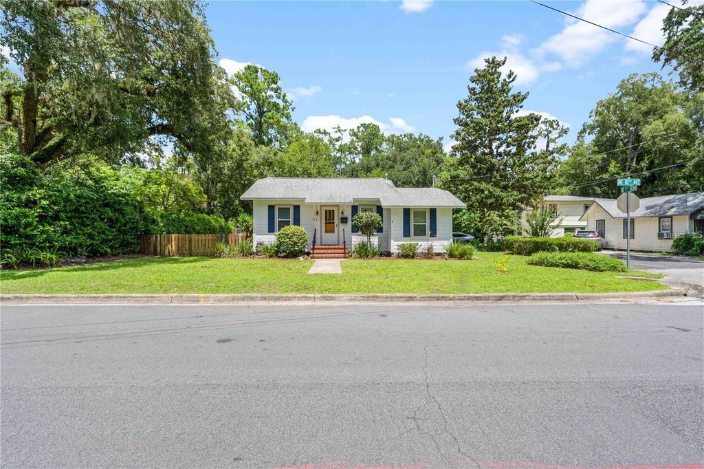 Photo of 716 NE 10th Avenue, Gainesville, FL 32601 (MLS # GC538404)