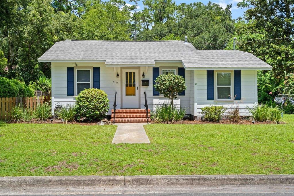Photo of 716 NE 10th Avenue, Gainesville, FL 32601 (MLS # GC538404)