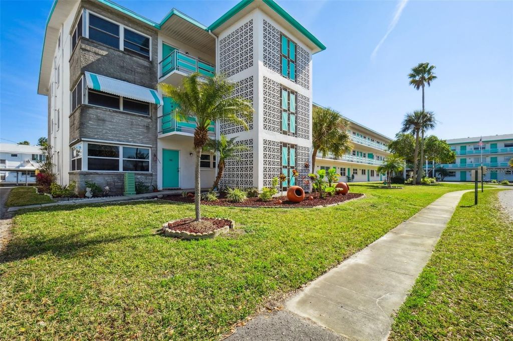 Photo of 1900 59th Avenue N #302, St Petersburg, FL 33714 (MLS # S5141211)