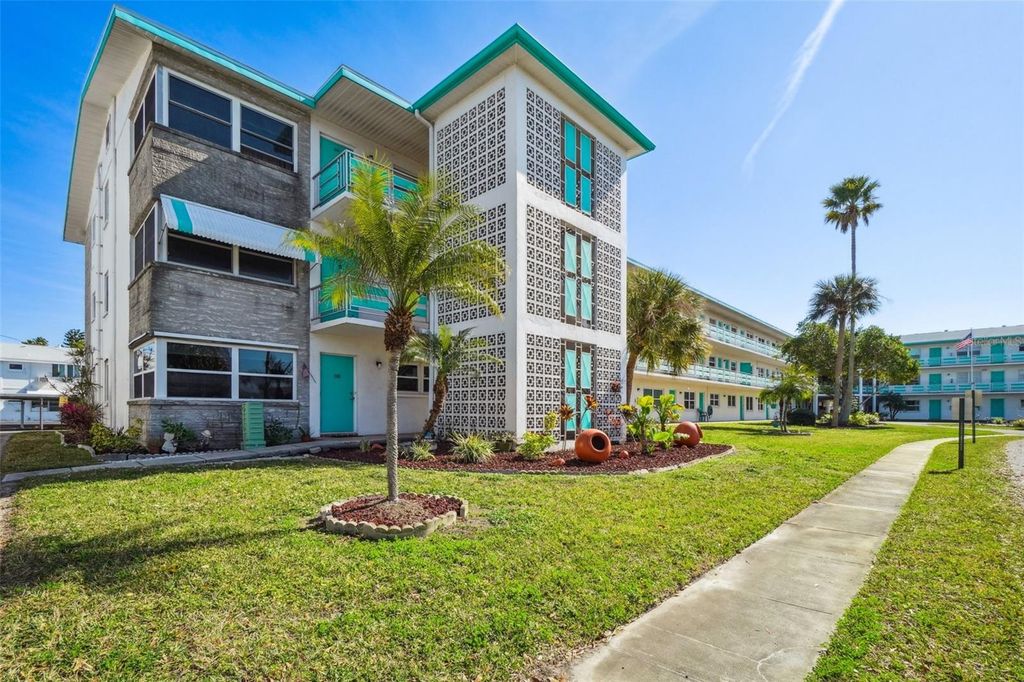 Photo of 1900 59th Avenue N #302, St Petersburg, FL 33714 (MLS # S5141211)