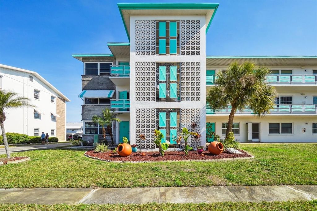 Photo of 1900 59th Avenue N #302, St Petersburg, FL 33714 (MLS # S5141211)