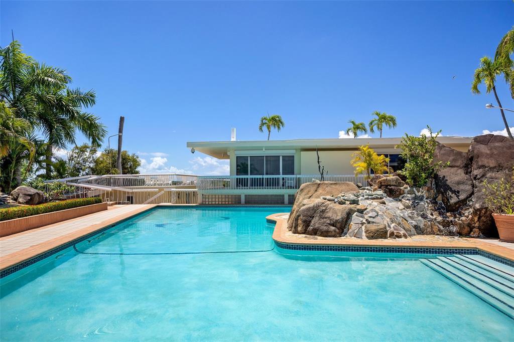 URB. LA ROCA - Residential