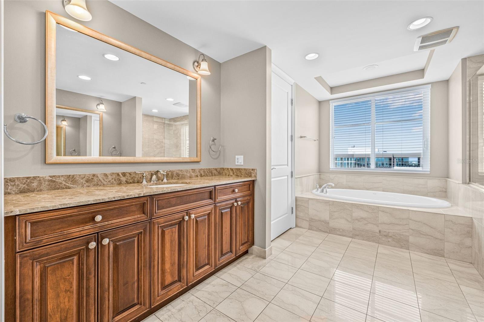 PARKSHORE PLAZA CONDO - Residential Lease