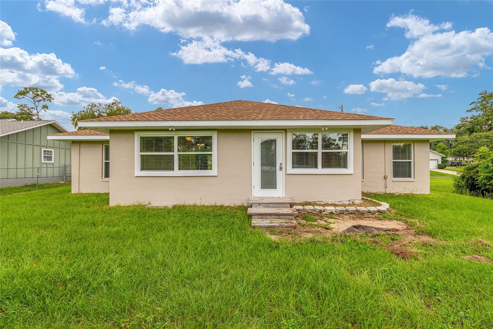 BORDERING OAKS - Residential Lease
