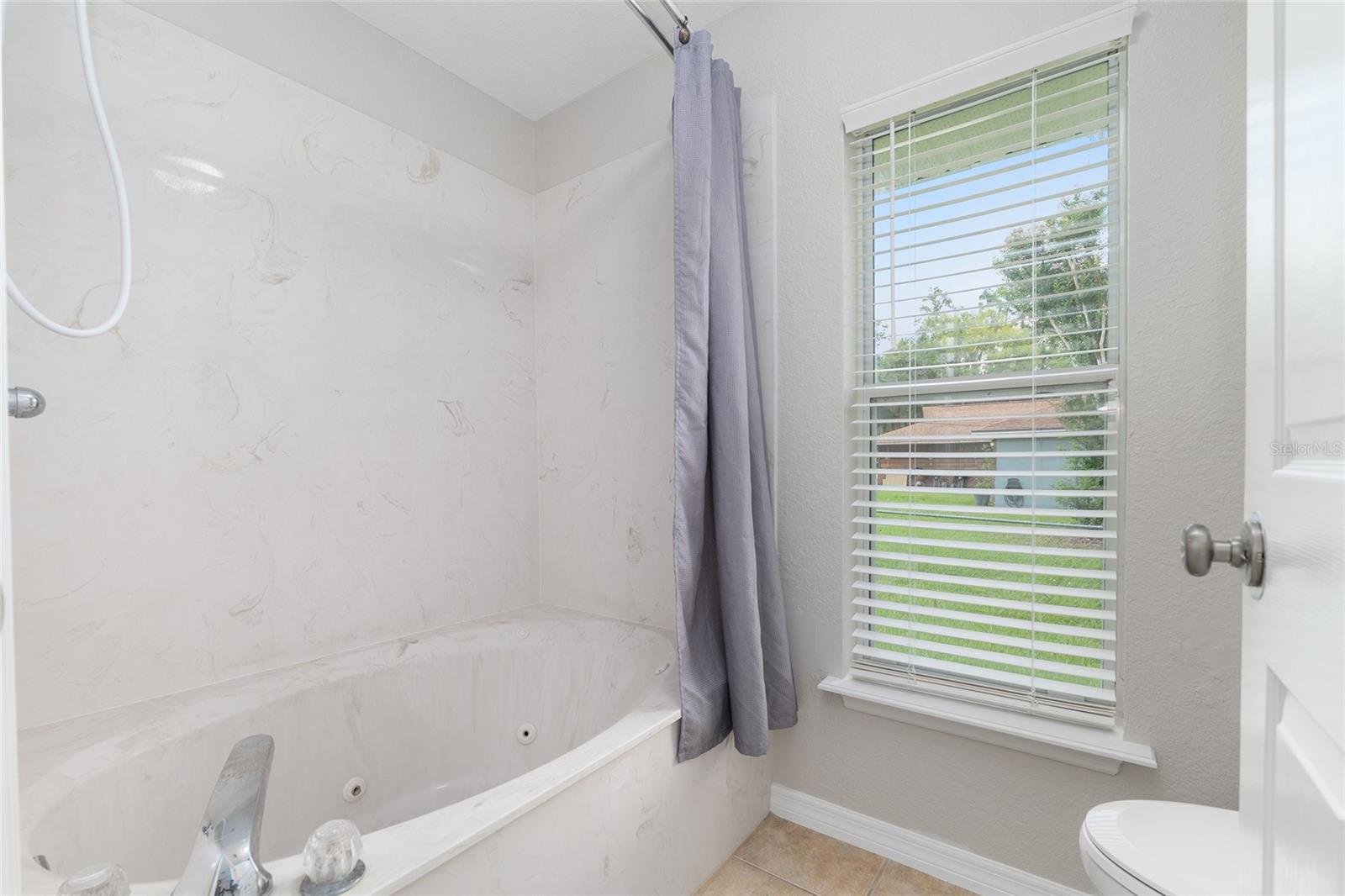 BORDERING OAKS - Residential Lease