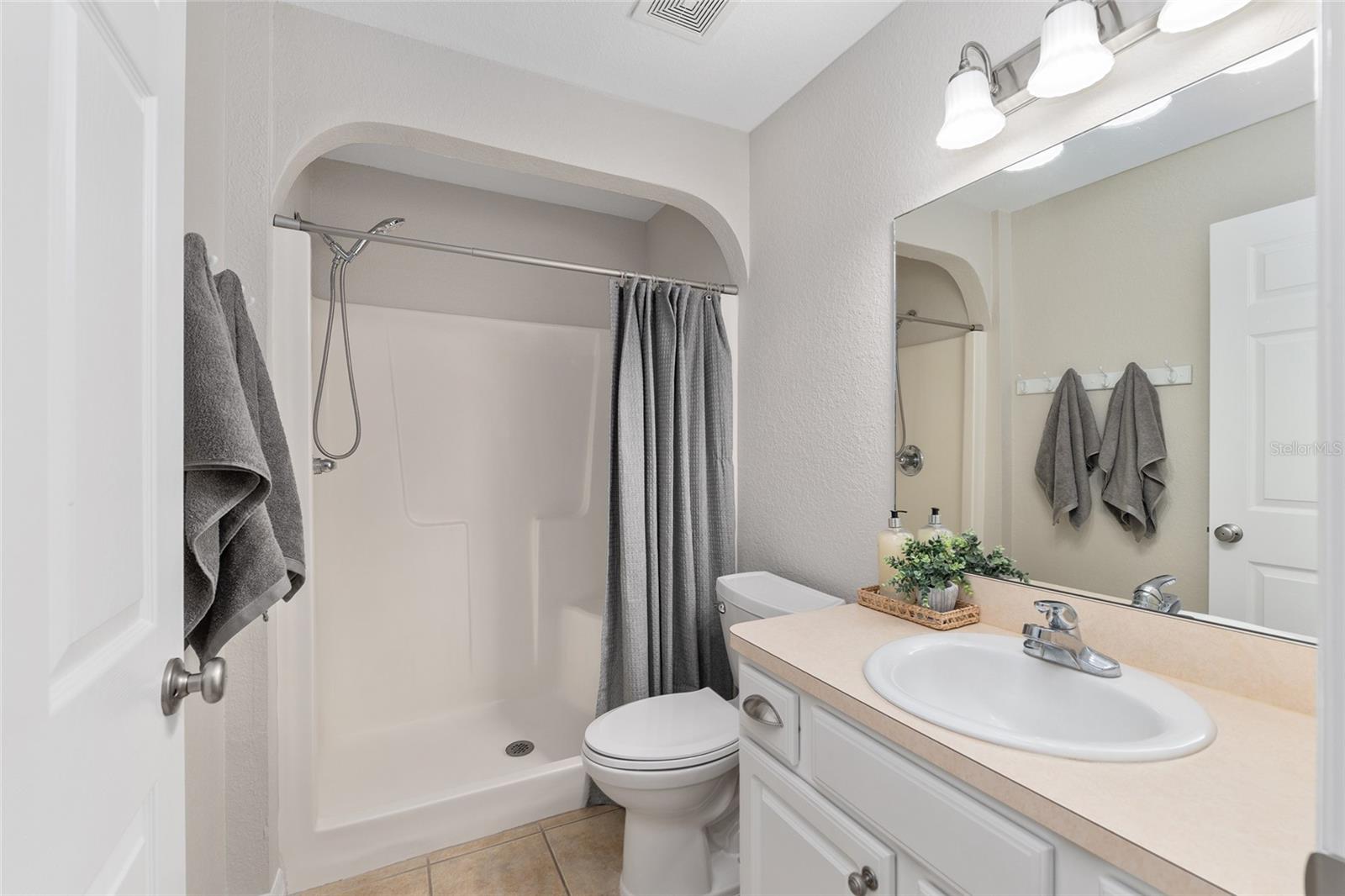 BORDERING OAKS - Residential Lease