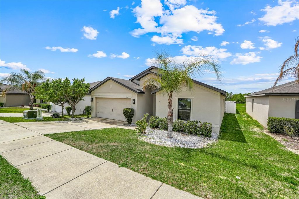 Photo of 910 Aspen View Circle, Groveland, FL 34736 (MLS # O6395279)