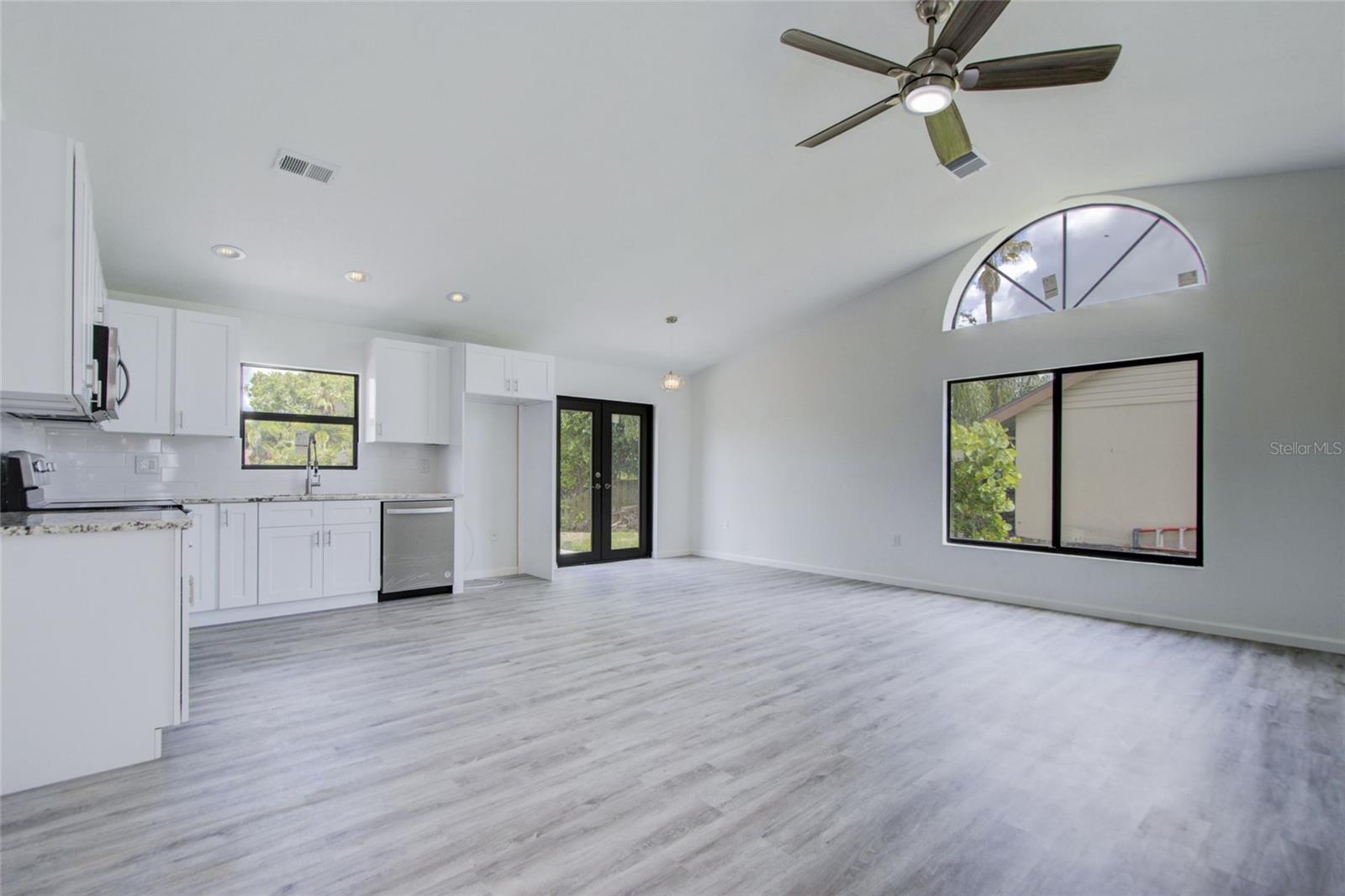 3540 65TH AVENUE CIRCLE E, SARASOTA, FL, 34243 4 3540 65TH AVENUE CIRCLE E